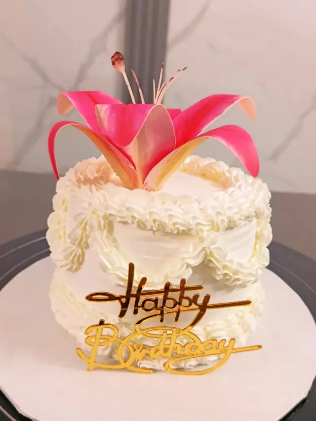 Lily Crown: Sugar lily, vintage piping