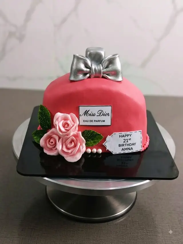Miss Dior: Perfume bottle in fondant
