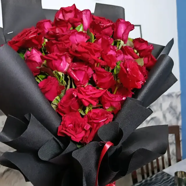 Red rose bouquet: Wrapped in black, sent with the cake