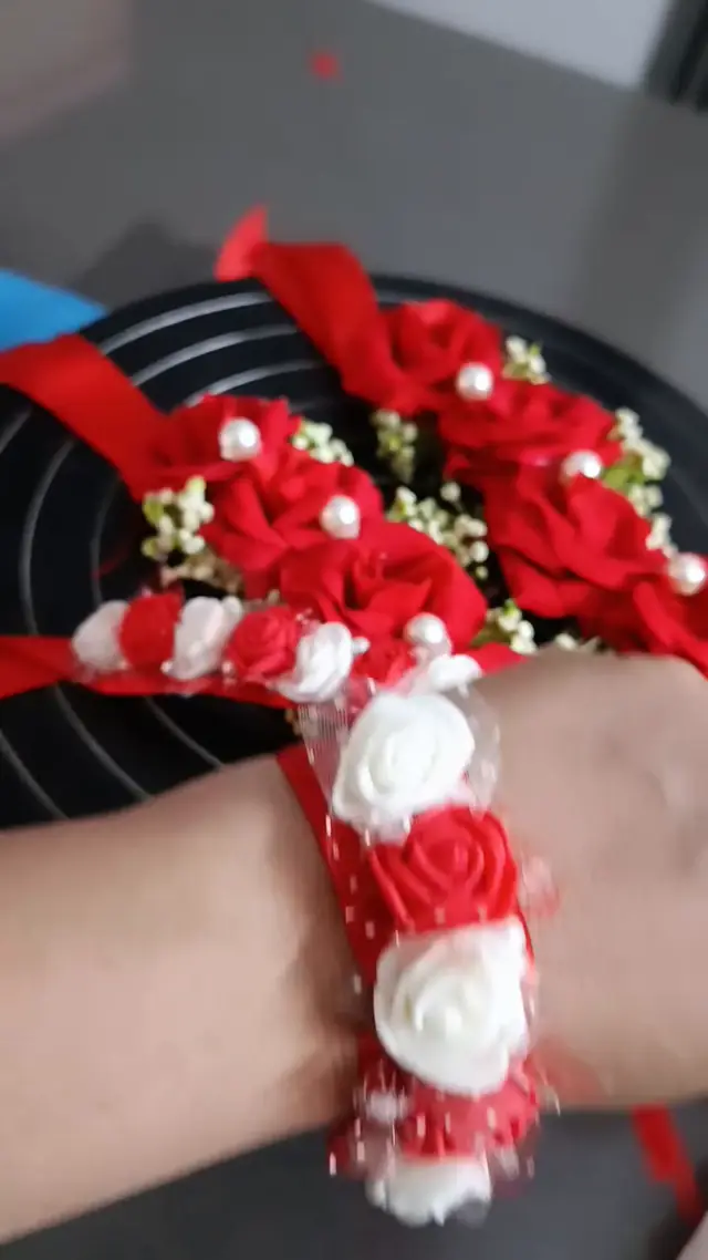 Made to be worn: Soft roses, pearls and baby's breath